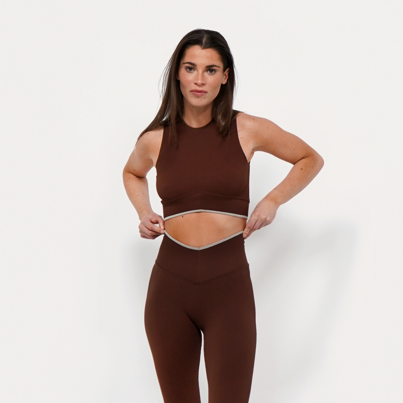 SIGNATURE V SLEEVELESS CROP TOP