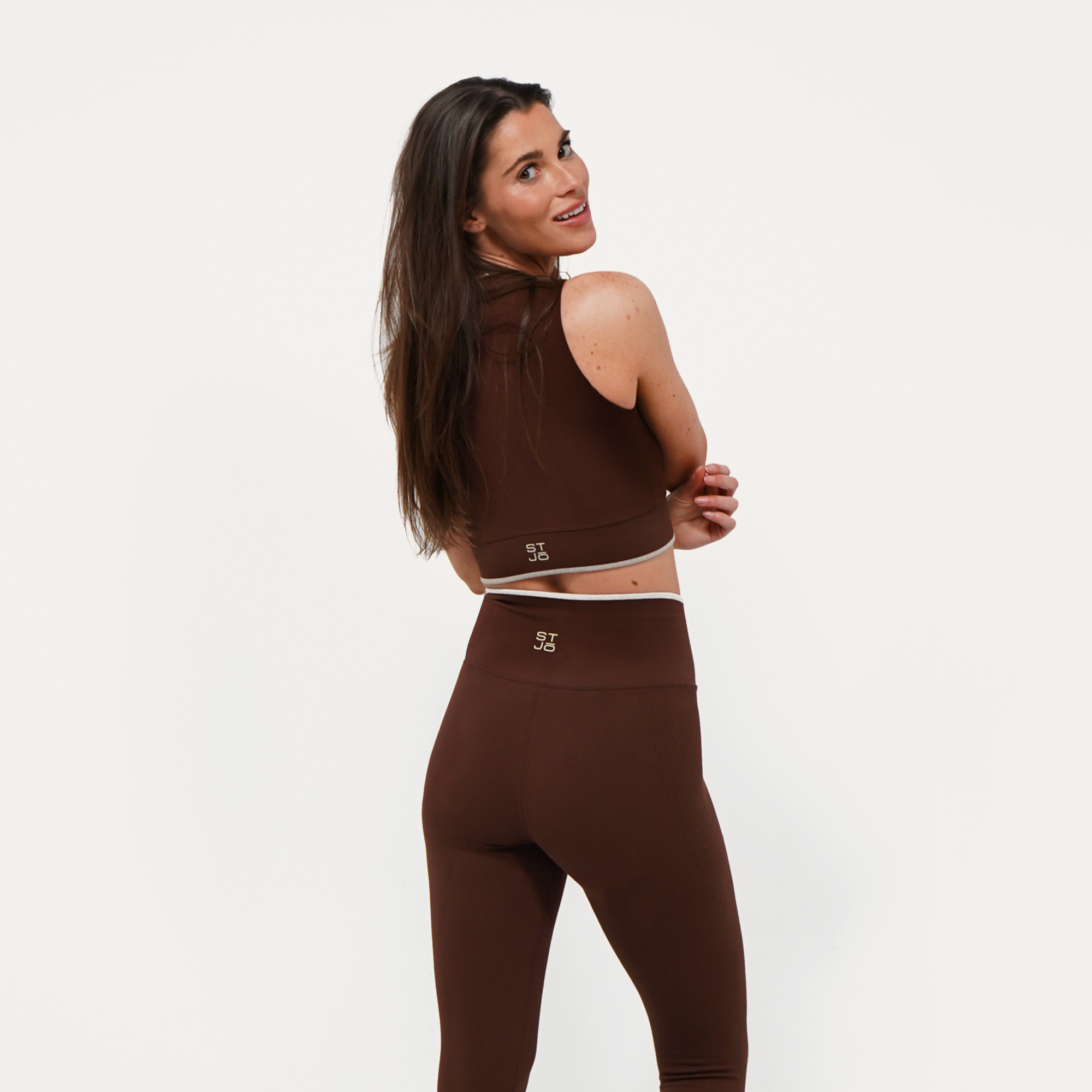 SIGNATURE V SLEEVELESS CROP TOP