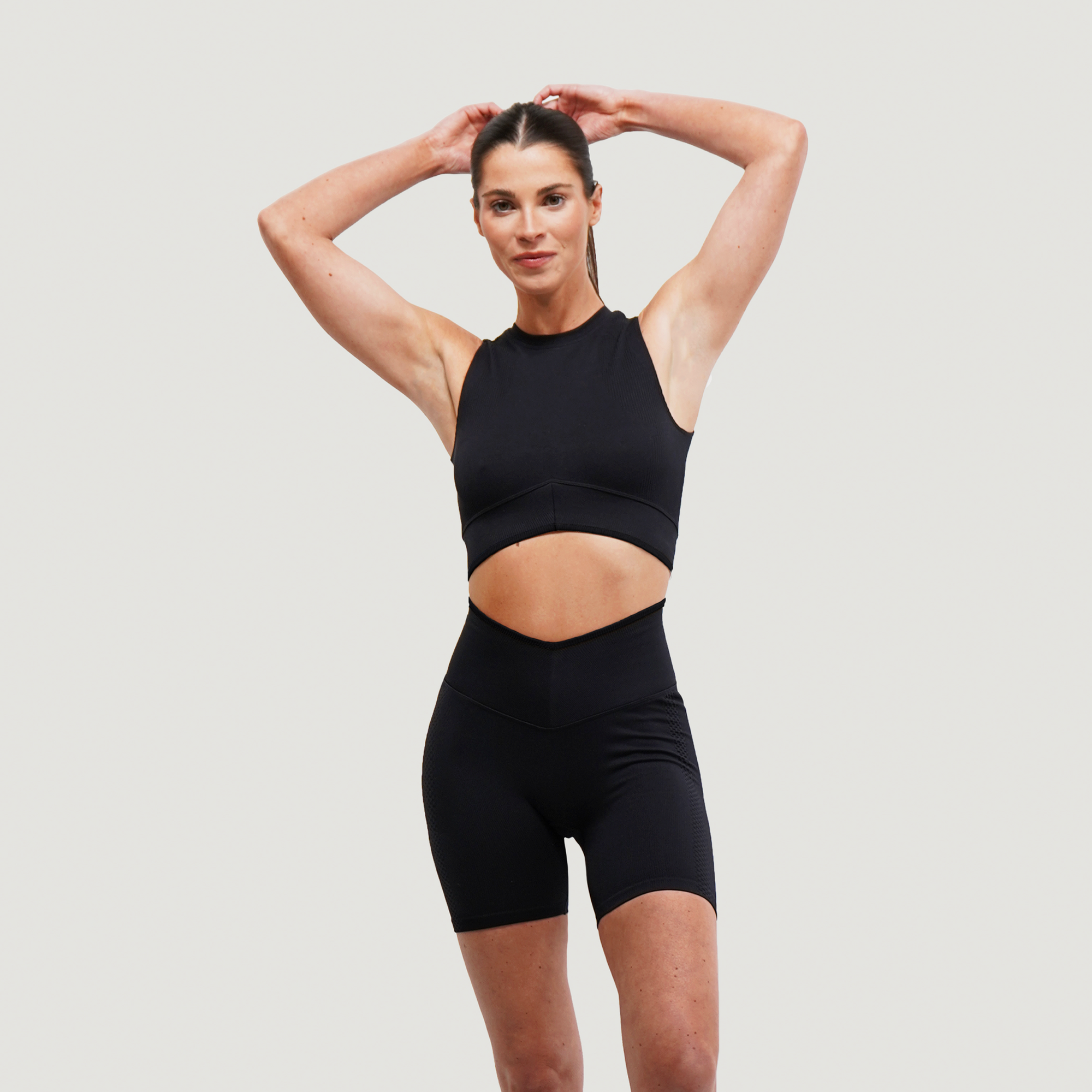 SIGNATURE V SLEEVELESS CROP TOP