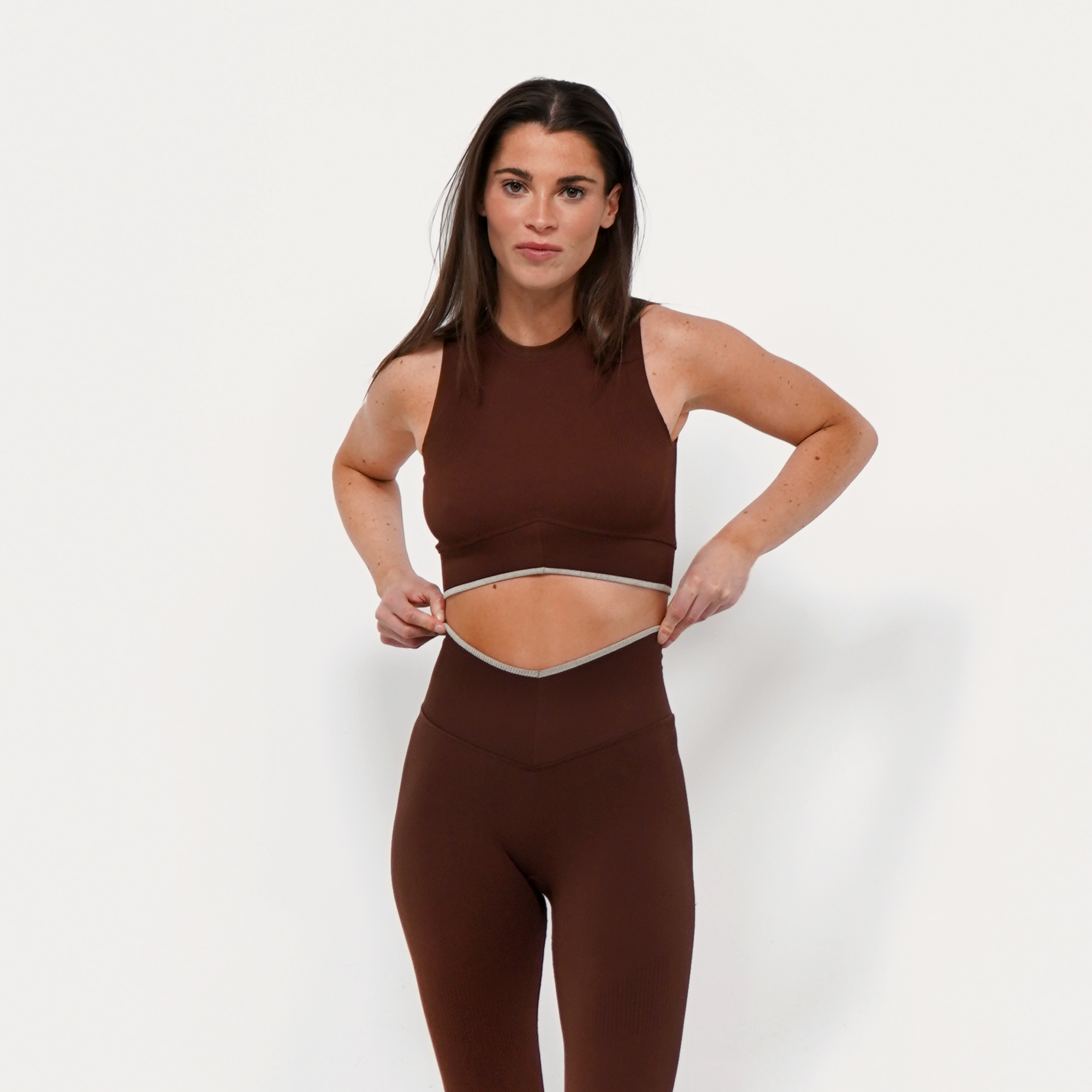 SIGNATURE V SLEEVELESS CROP TOP