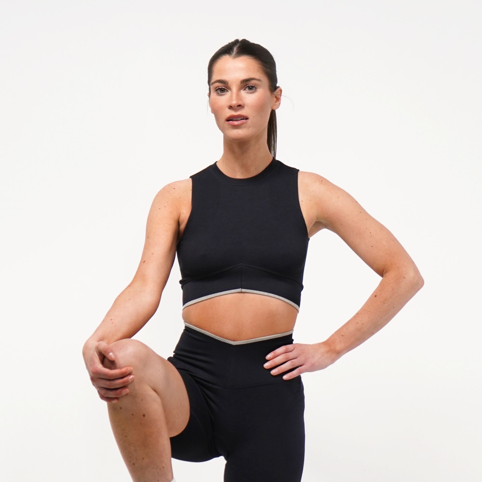 SIGNATURE V SLEEVELESS CROP TOP