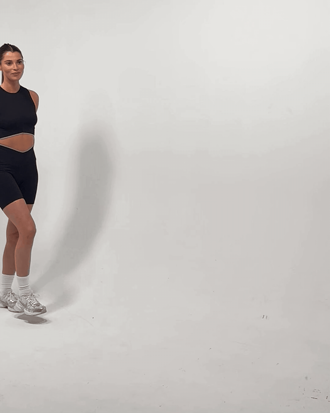 SIGNATURE V SLEEVELESS CROP TOP