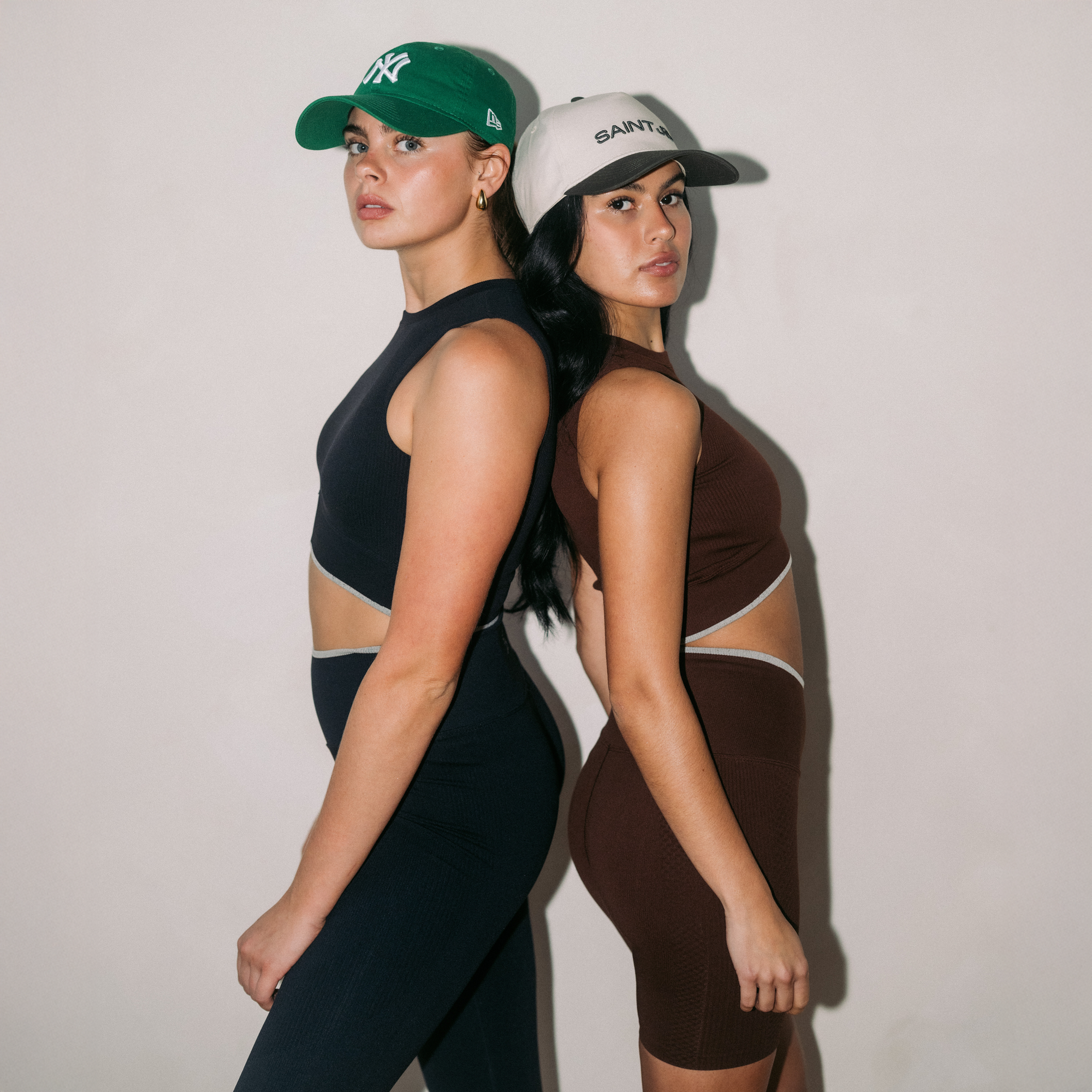 SIGNATURE V SLEEVELESS CROP TOP