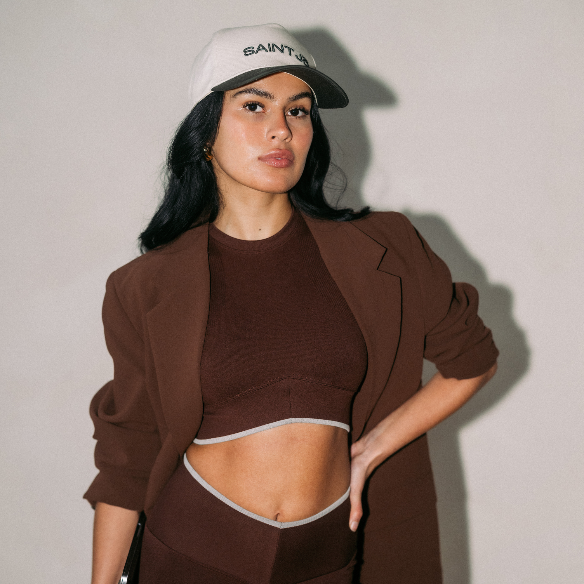 SIGNATURE V SLEEVELESS CROP TOP